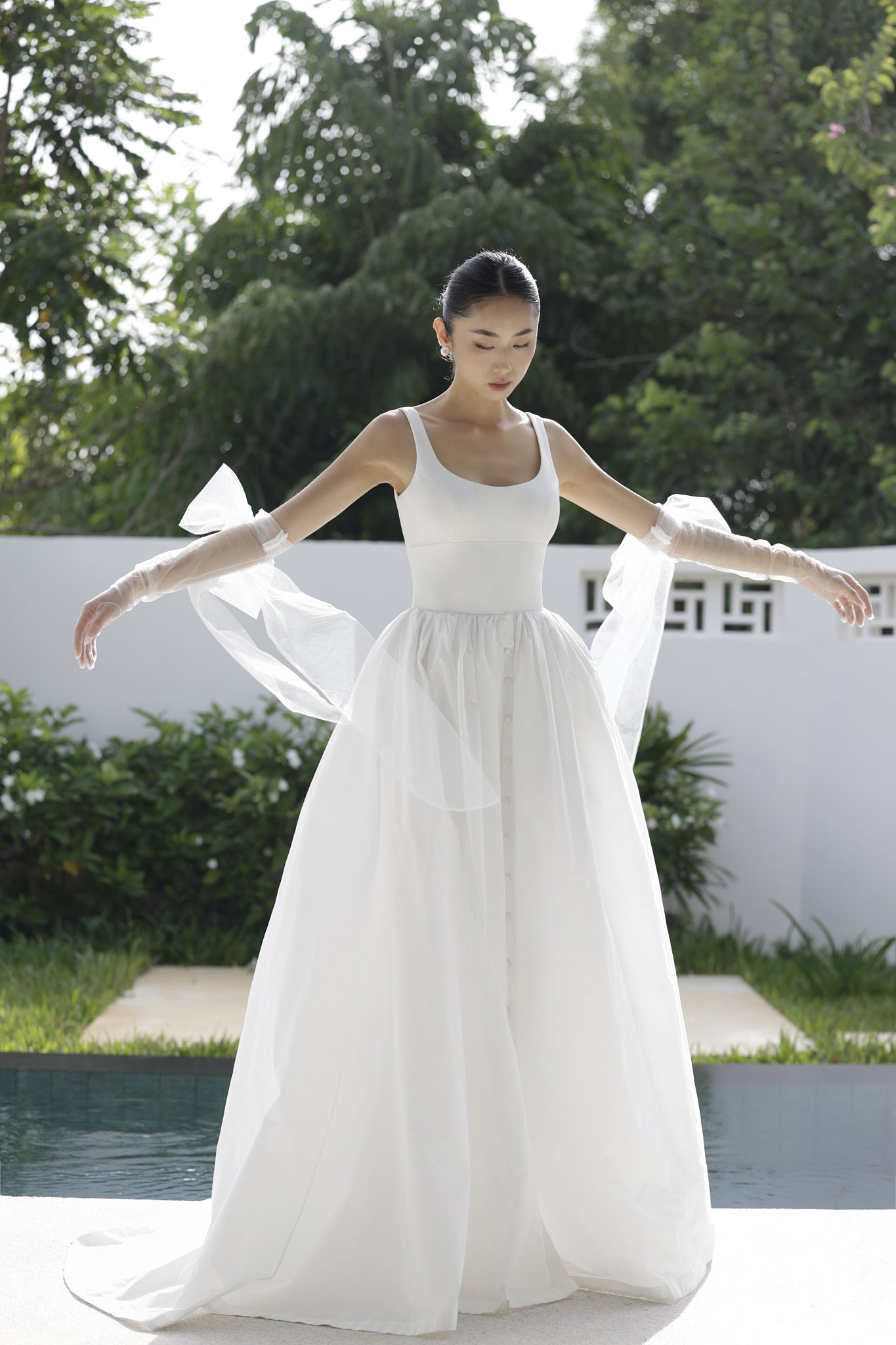 Đầm cổ vuông không tay váy xòe xẻ tà trước - D1979