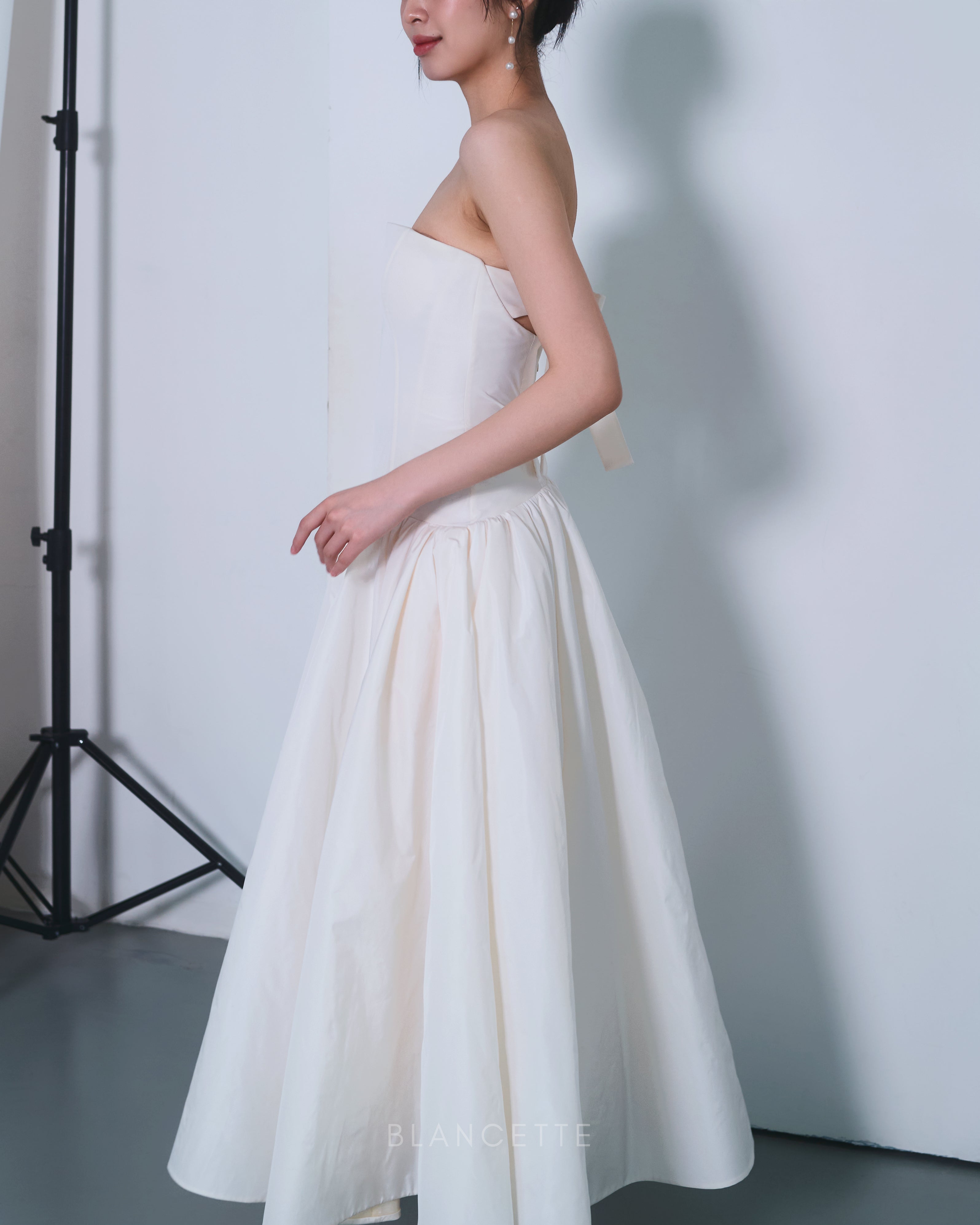 Đầm cúp ngực cut-out lưng sau, dáng váy xòe rộng - D1983