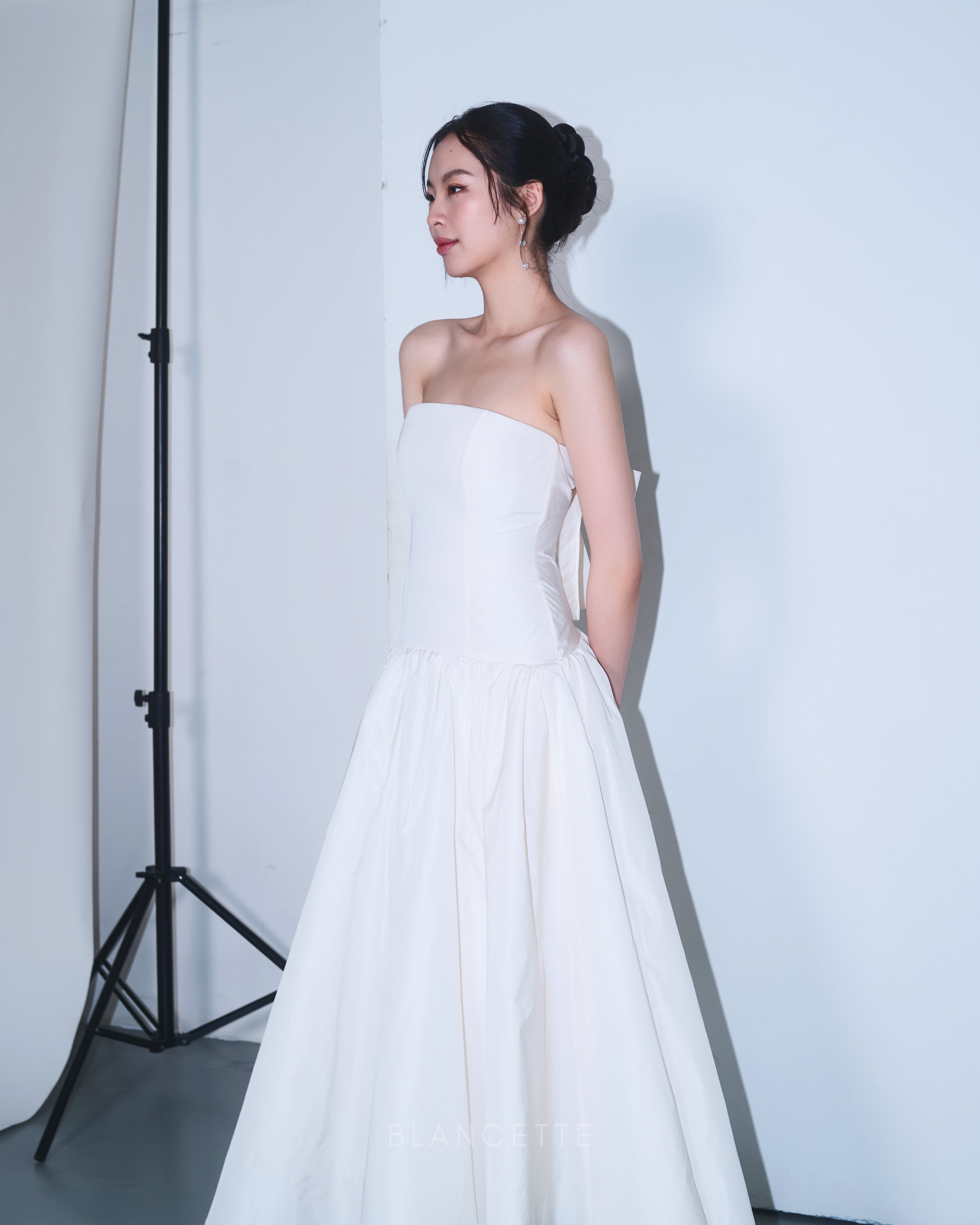 Đầm cúp ngực cut-out lưng sau, dáng váy xòe rộng - D1983