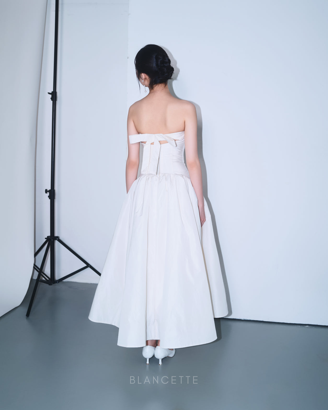 Đầm cúp ngực cut-out lưng sau, dáng váy xòe rộng - D1983