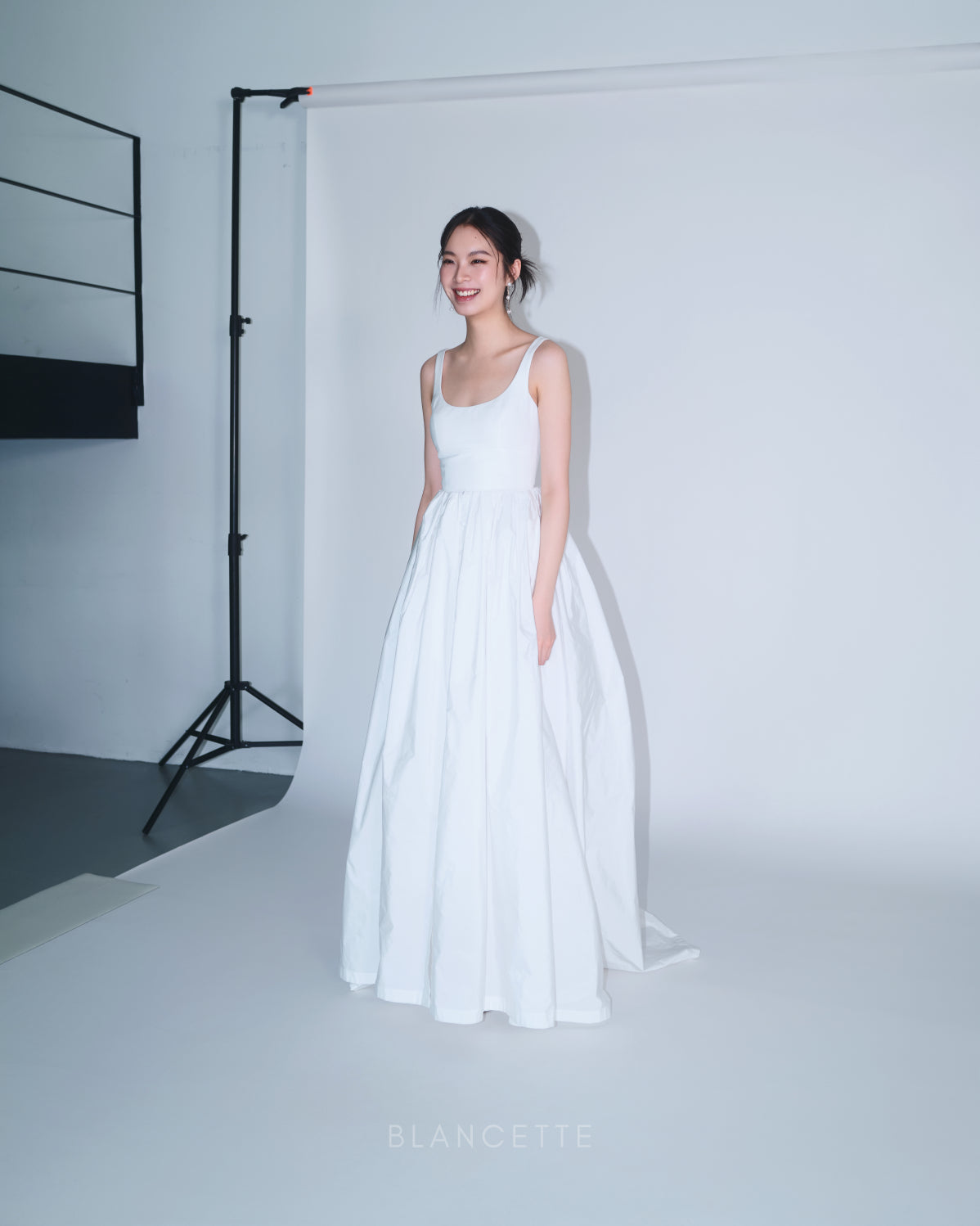 Đầm cổ vuông không tay váy xòe xẻ tà trước - D1979