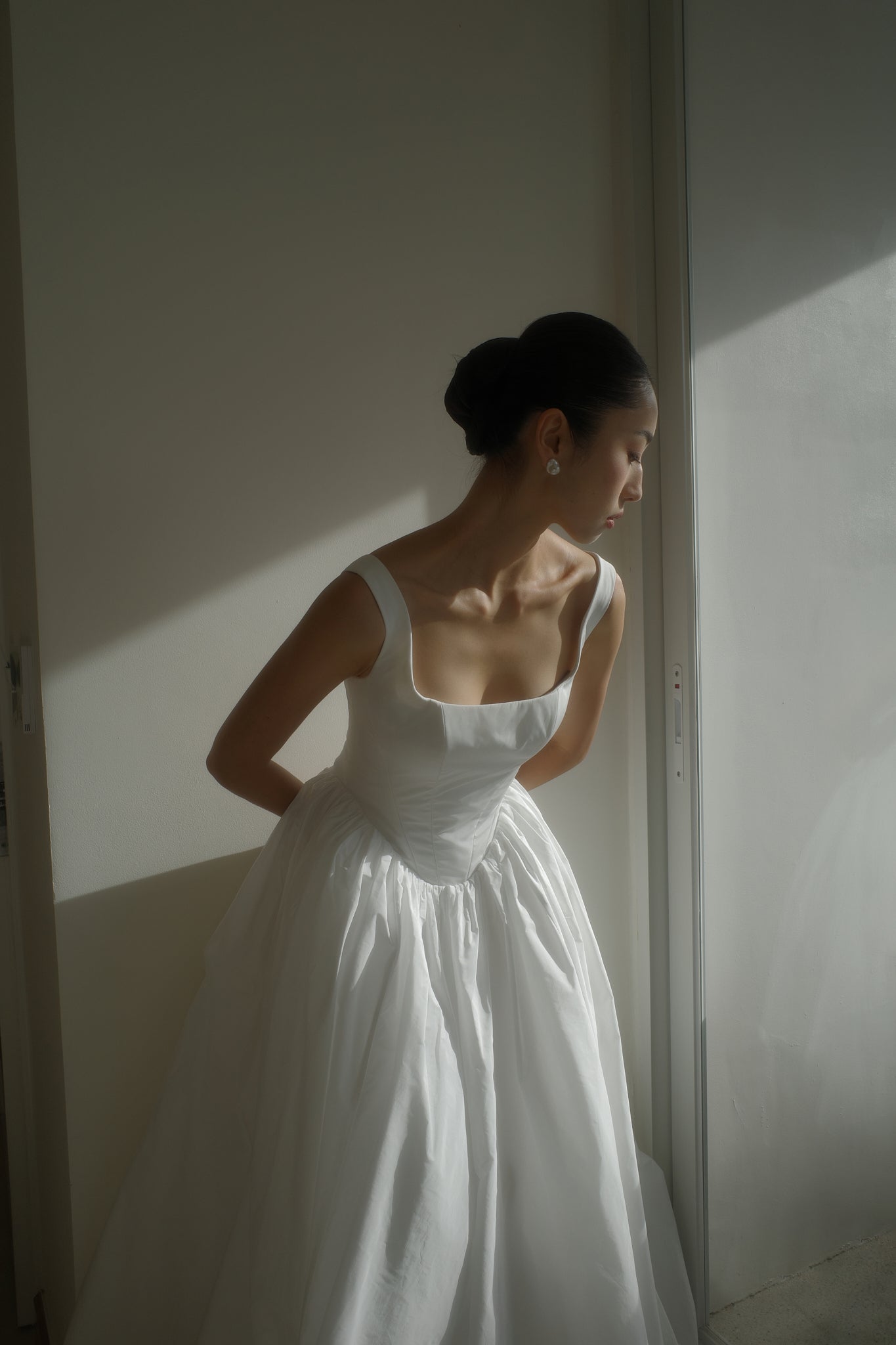 Đầm cổ vuông không tay, eo kiểu chữ V và dáng váy xòe - D1985