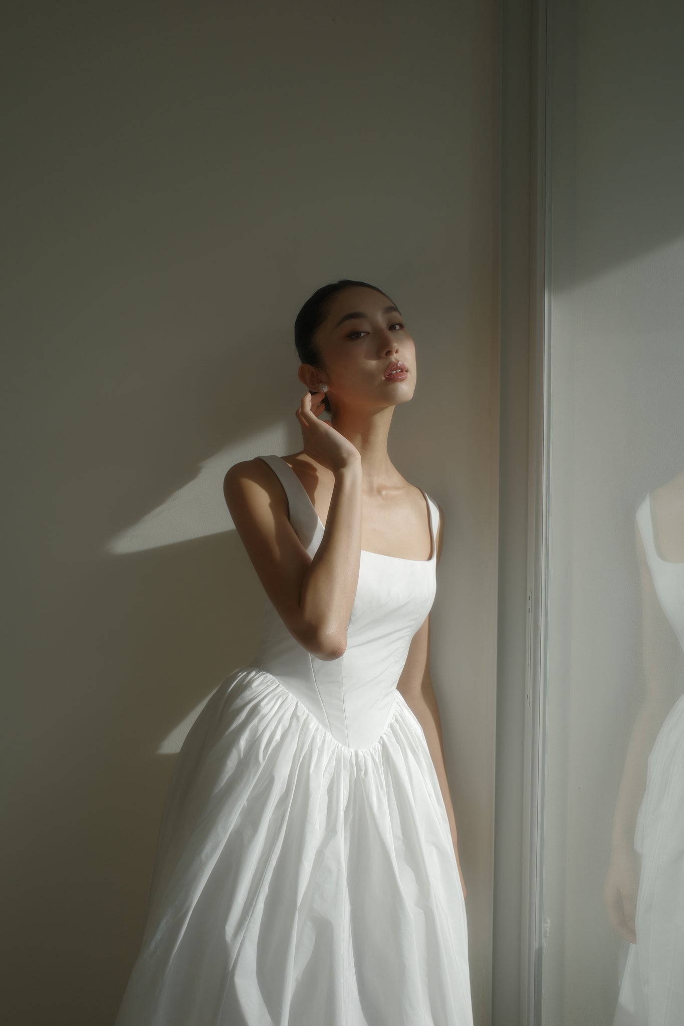 Đầm cổ vuông không tay, eo kiểu chữ V và dáng váy xòe - D1985